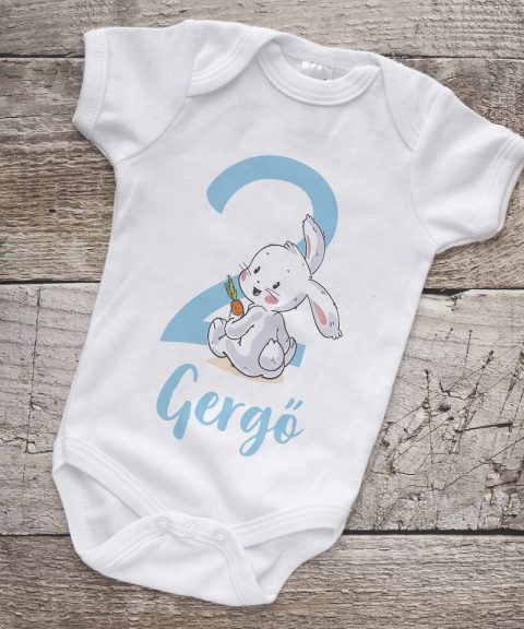 Második szülinapos gyerek body, kék számmal, fehér nyuszival, saját névvel