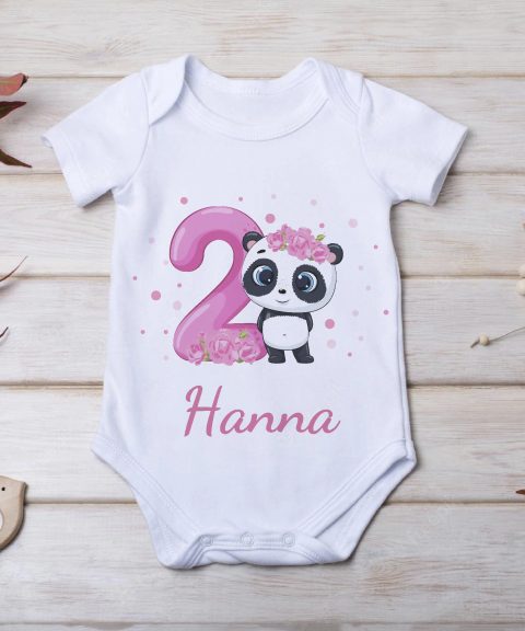 Második szülinapos gyerek body, rózsaszín számmal, virágkoszorús panda macival, saját névvel