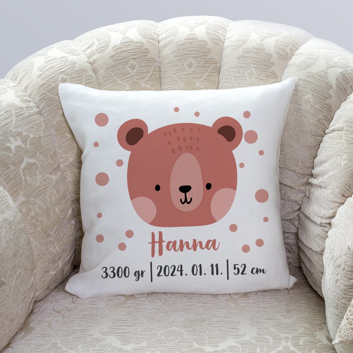 Rajzolt macis párna, gyermek nevével és születési adataival