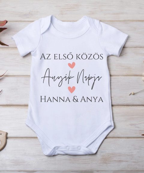 Az első közös anyák napja névvel és szívekkel gyerek body