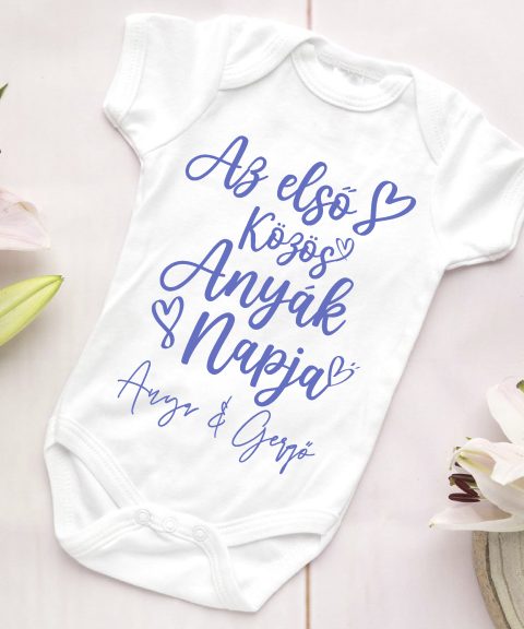 Az első közös anyák napja lila feliratos, neves gyerek body