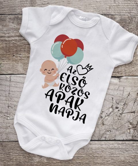 Az első közös apák napja lufis kisbabával gyerek body
