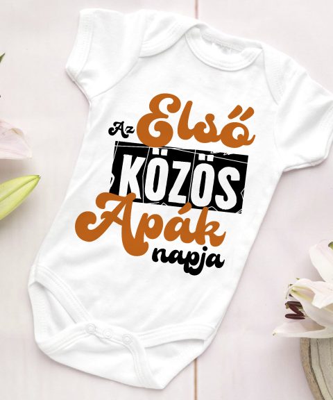 Az első közös apák napja fekete és narancs szöveggel gyerek body