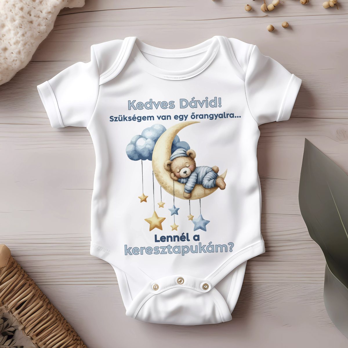 Szükségem van egy őrangyalra, lennél a keresztapukám? kék szöveggel gyerek body, névvel