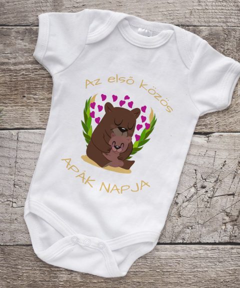 Az első közös apák napja, ölelkező macikkal gyerek body