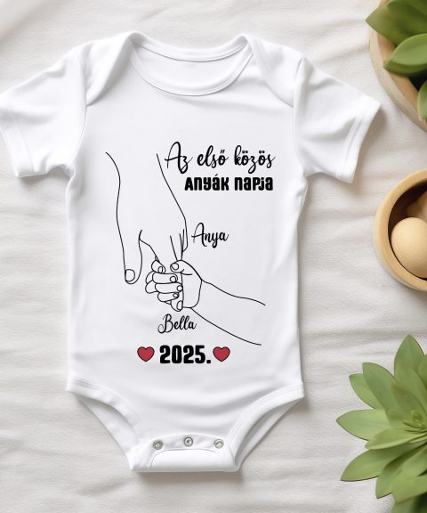 Az első közös anyák napja, kezekkel, névvel és évszámmal gyerek body