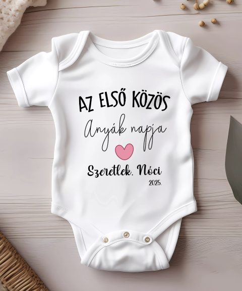 Az első közös anyák napja rózsaszín szivecskével, névvel és évszámmal gyerek body