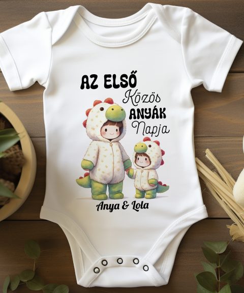 Az első közös anyák napja, dínó jelmezes, névvel gyerek body