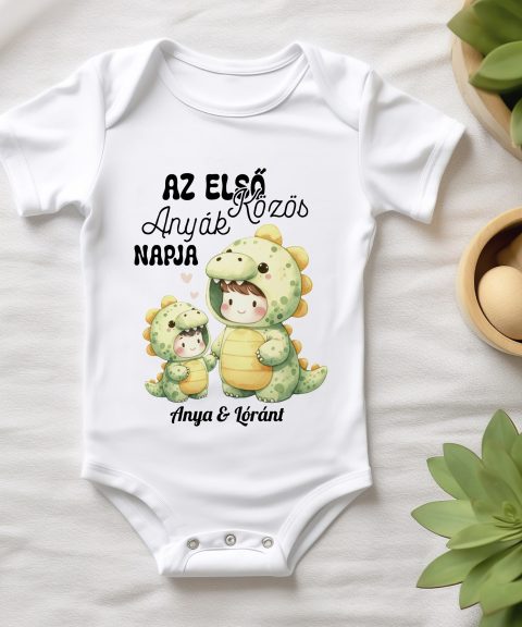 Az első közös anyák napja, zöld dínó jelmezes, névvel gyerek body