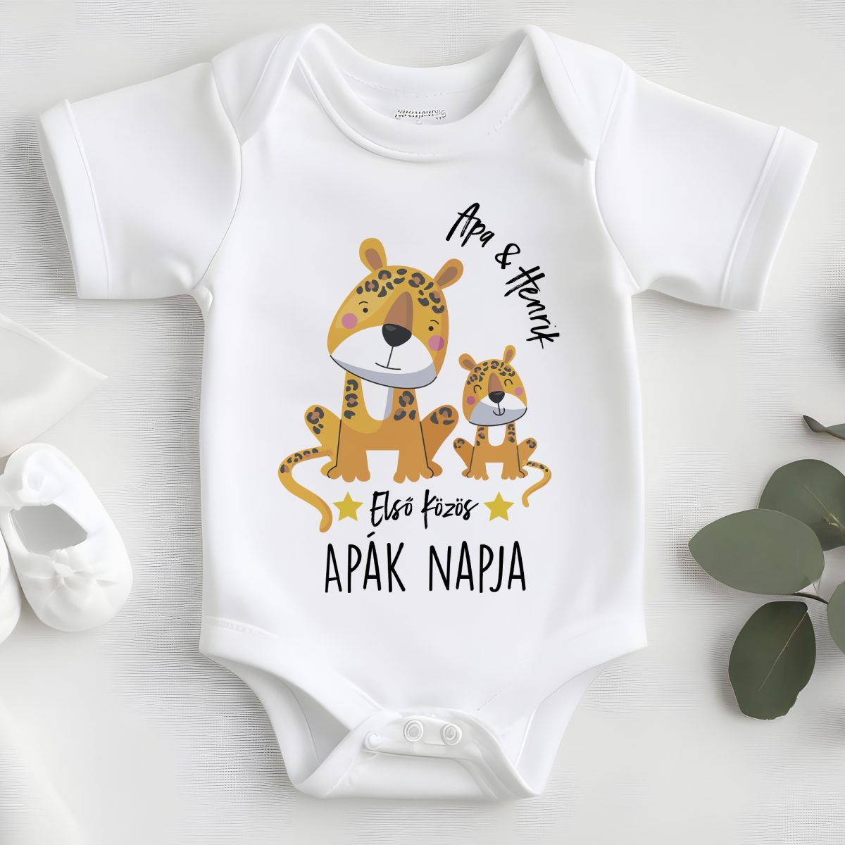 Első közös Apák napja, cuki leopárdokkal, névvel gyerek body