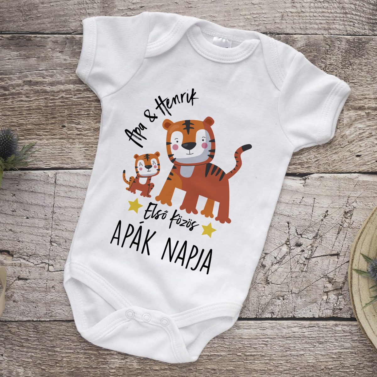 Első közös Apák napja, cuki tigrisekkel, névvel gyerek body