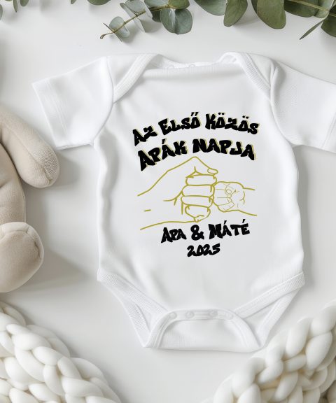 Az első közös Apák napja, ökölpacsis gyerek body, névvel, évszámmal