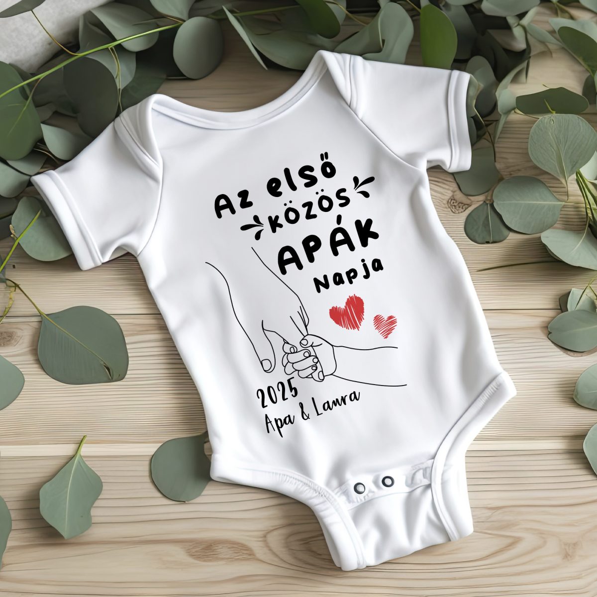 Az első közös Apák napja, kéz a kézben gyerek body, névvel, évszámmal