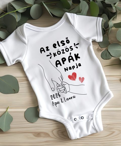 Az első közös Apák napja, kéz a kézben gyerek body, névvel, évszámmal
