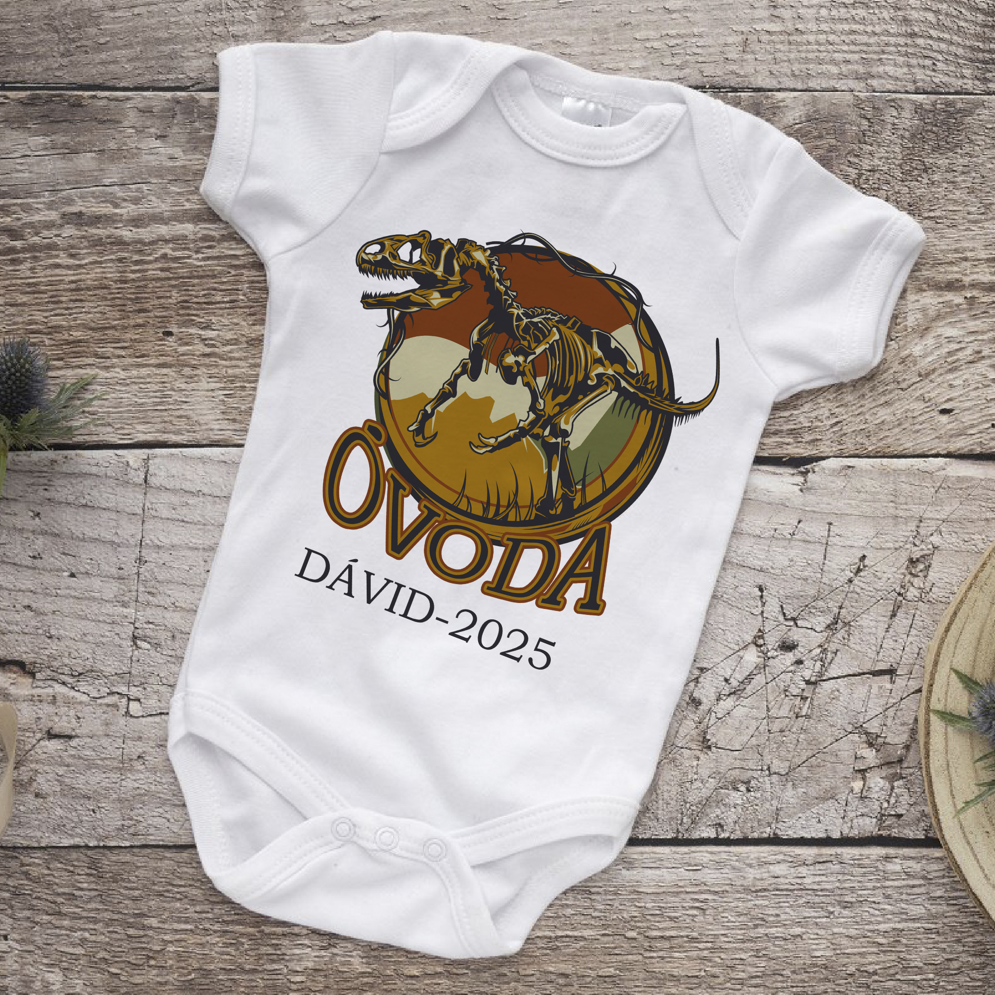 Óvodás dínós gyerek body, névvel, évszámmal