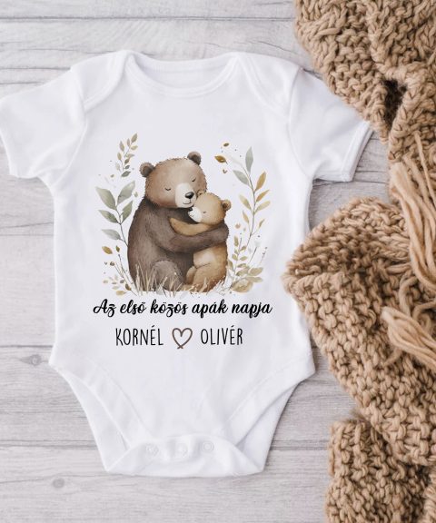 Az első közös apák napja gyerek body, egymást ölelő macikkal, nevekkel
