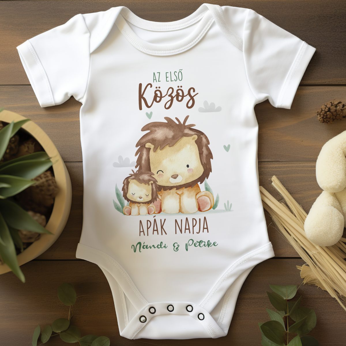Az első közös apák napja gyerek body, ülő oroszlánokkal, nevekkel