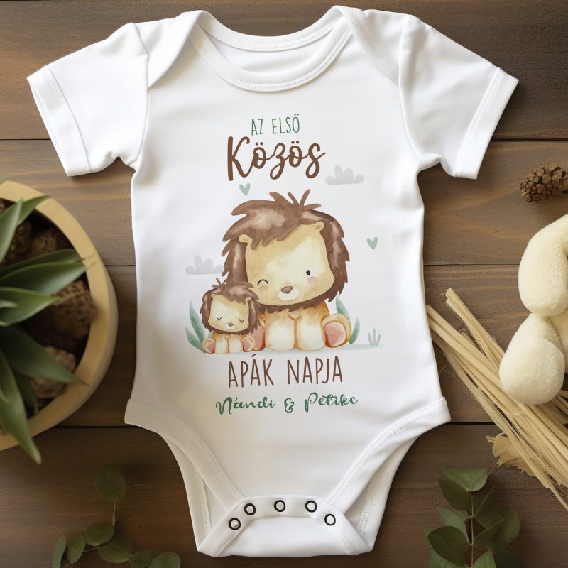 Az első közös apák napja gyerek body, ülő oroszlánokkal, nevekkel