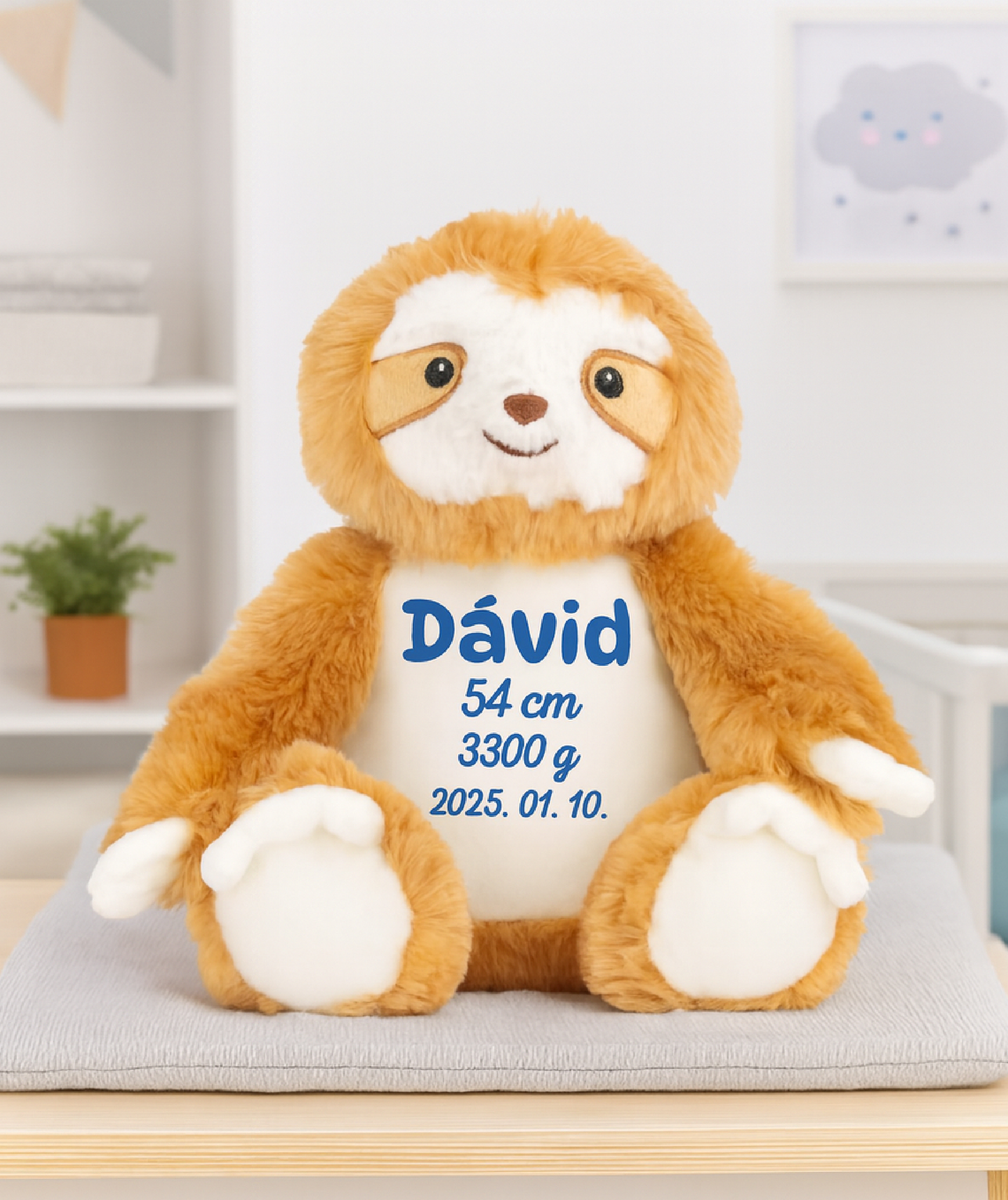 Plüss lajhár, névvel, születési adatokkal, választható színű szöveggel