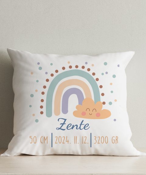 Szivárványmintás párna, gyermek nevével és születési adataival, mosolygós felhőcskével