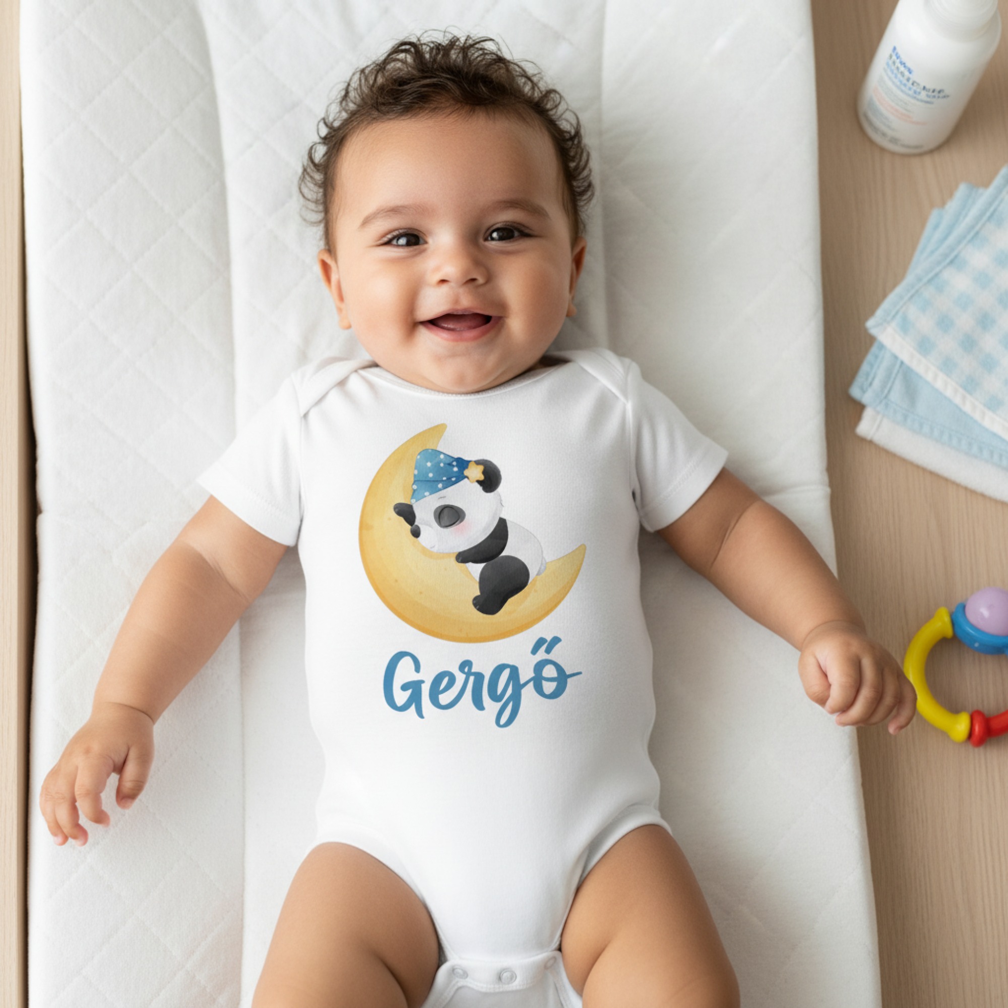 Holdon alvó pandás gyerek body saját névvel