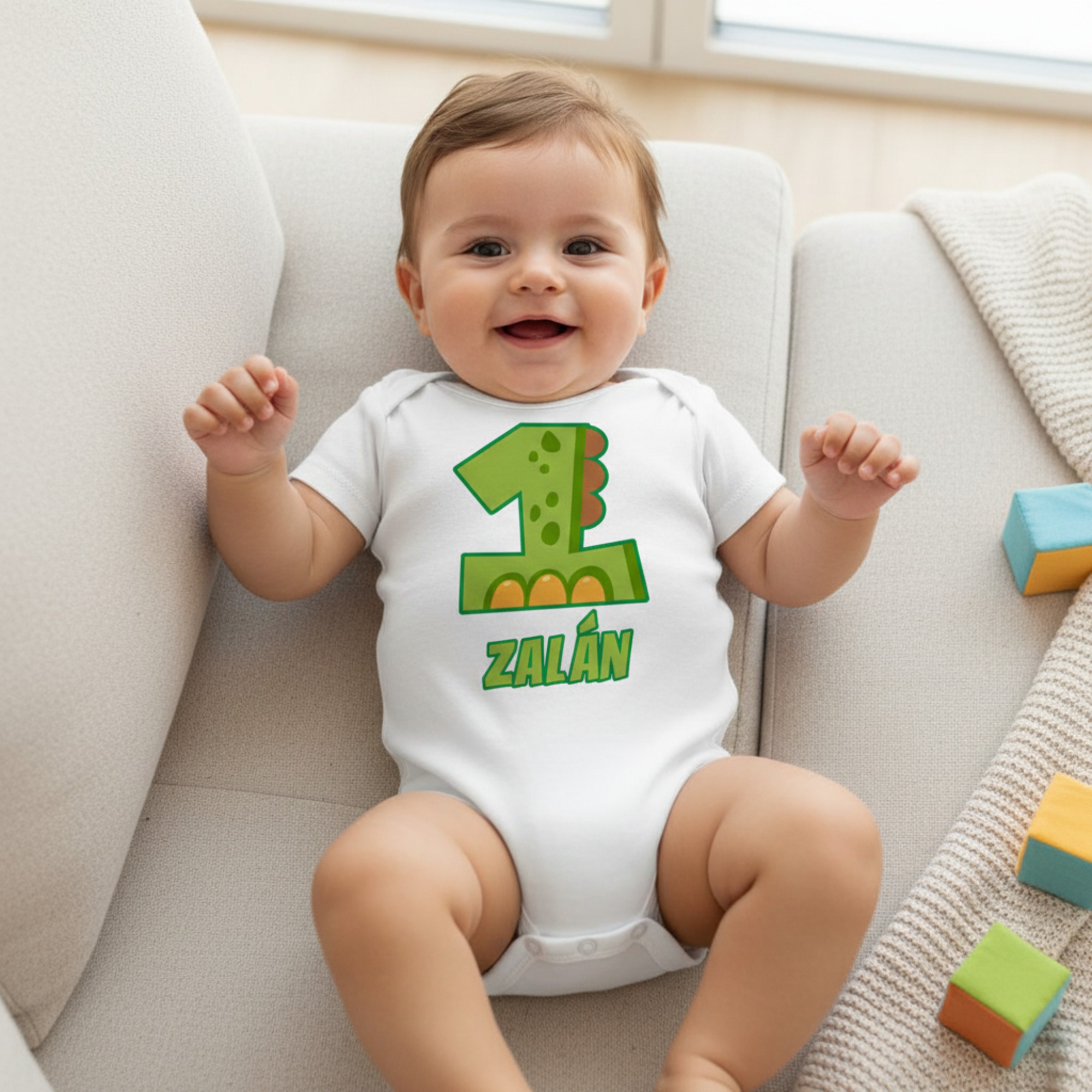 Első szülinapos gyerek body, dínómintás számmal, saját névvel