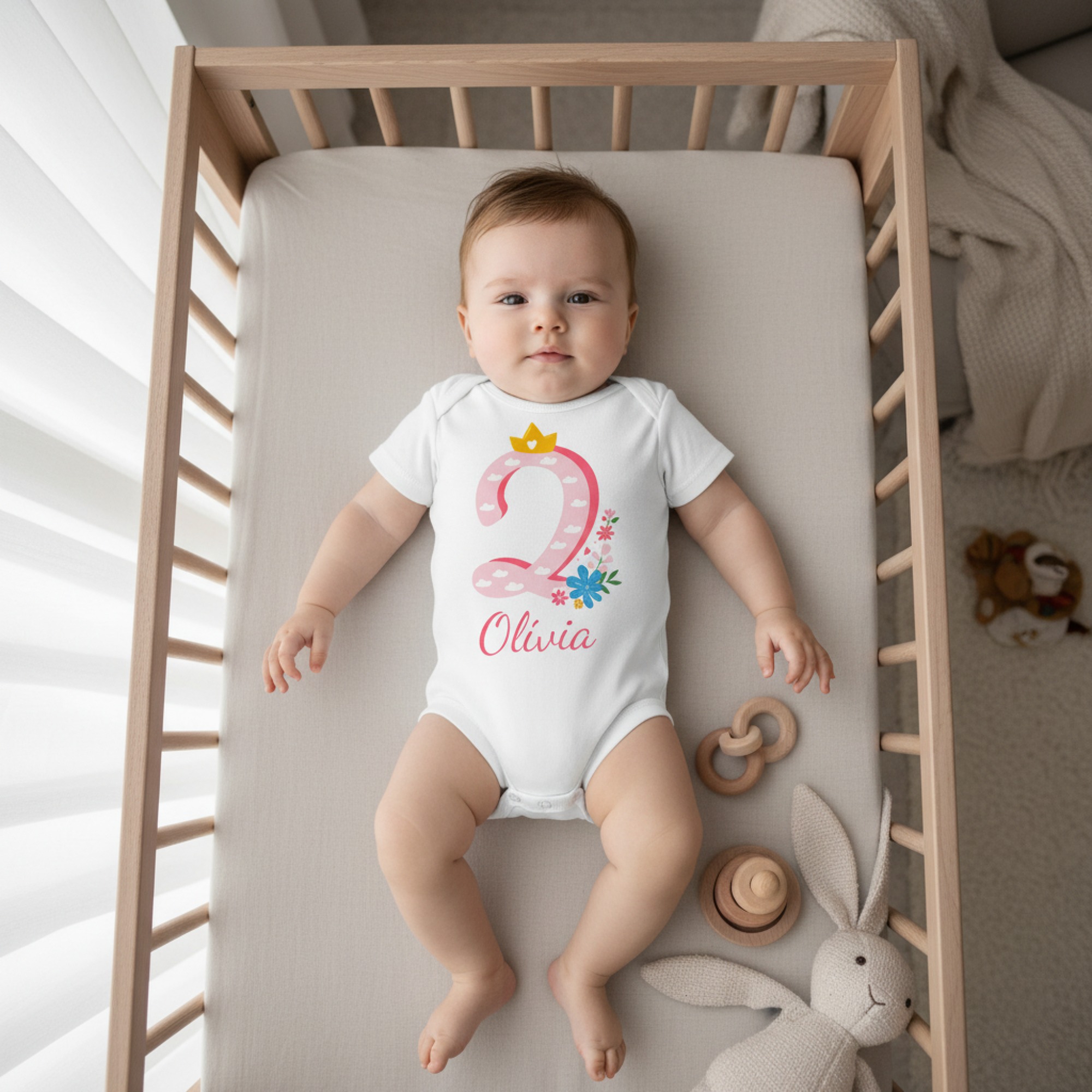 Második szülinapos gyerek body, rózsaszín számmal, virágokkal, saját névvel