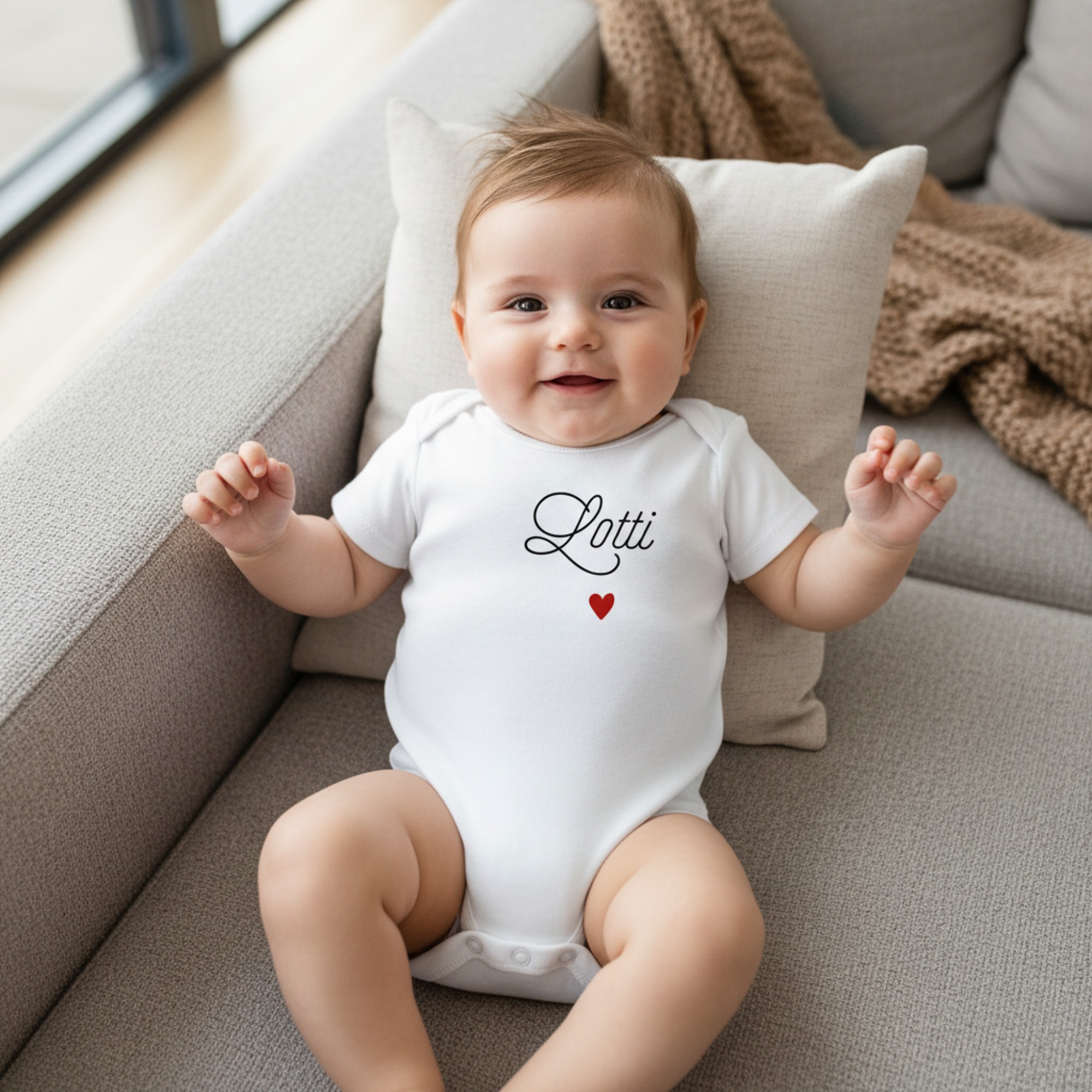 Gyerek body névvel, szivecskével