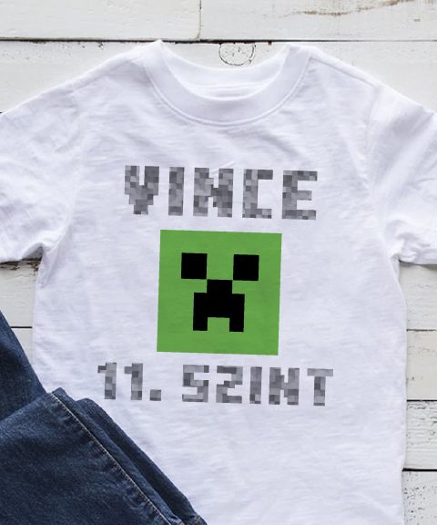 ... szint teljesítve Minecraftos póló, névvel, életkorral