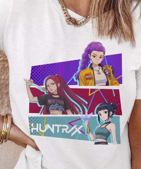 Huntrix póló, képregényes stílusban