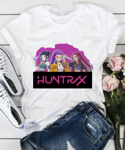 Huntrix póló, pink háttérrel