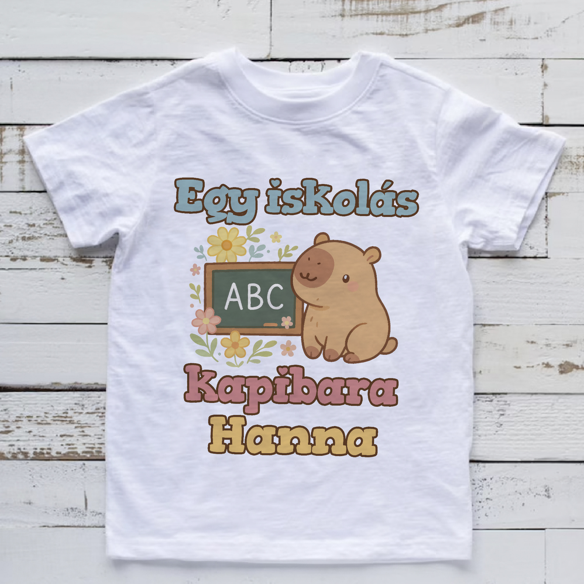 Egy iskolás kapibara póló, névvel